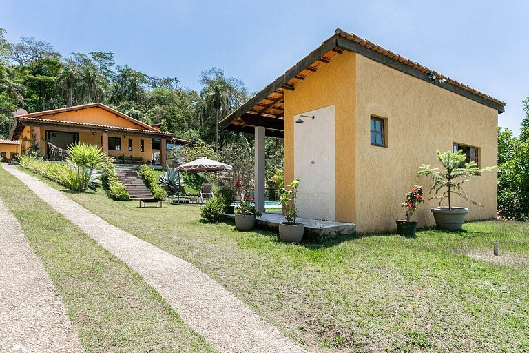 Sítio com Piscina Aquecida | 4 Suites • 60KM de SP