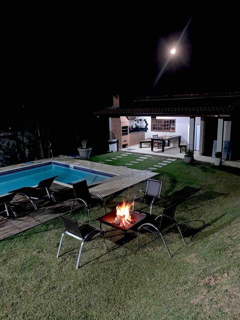 Sítio com Piscina Aquecida | 4 Suites • 60KM de SP