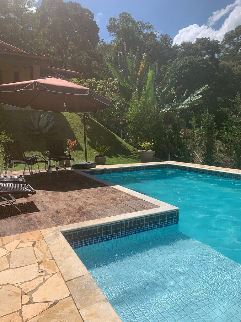 Sítio com Piscina Aquecida | 4 Suites • 60KM de SP